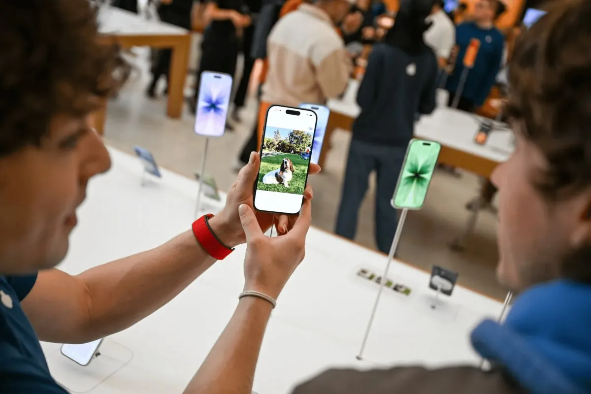 Apple планирует добавить в iOS 27 iPadOS 27 и macOS 27 новые ИИ функции для редактирования фотографий узнало Bloomberg Пользователи смогут расширять исходные кадры улучшать цветопередачу и менять ракурс на пространственных фото vc ru apple 2891372