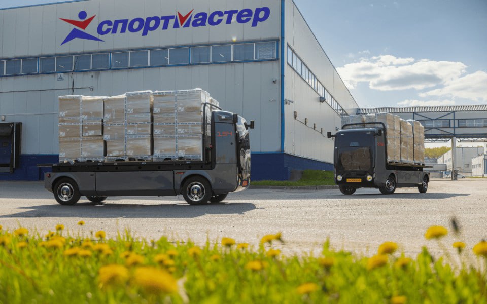 Спортмастер в партнерстве с поставщиком сервиса автономной логистики ЭвоКарго начал эксплуатацию беспилотных робогрузовиков на одном из своих распределительных центров в Балашихе Проект направлен на повышение операционной эффективности и поддерживает приверженность компании принципам устойчивого развития В Спортмастере рассказали что компания в рамках стратегии омниканального развития не только делает упор на развитие цифровой спортивной платформы сайта и мобильного приложения но и продолжает внедрять инновационные технологические решения в различные бизнес процессы в том числе в логистике Это позволяет повысить производственную эффективность и ускорить доставку До конца 2025 г запланировано расширение логистической сети Спортмастера и масштабирование автономного флота