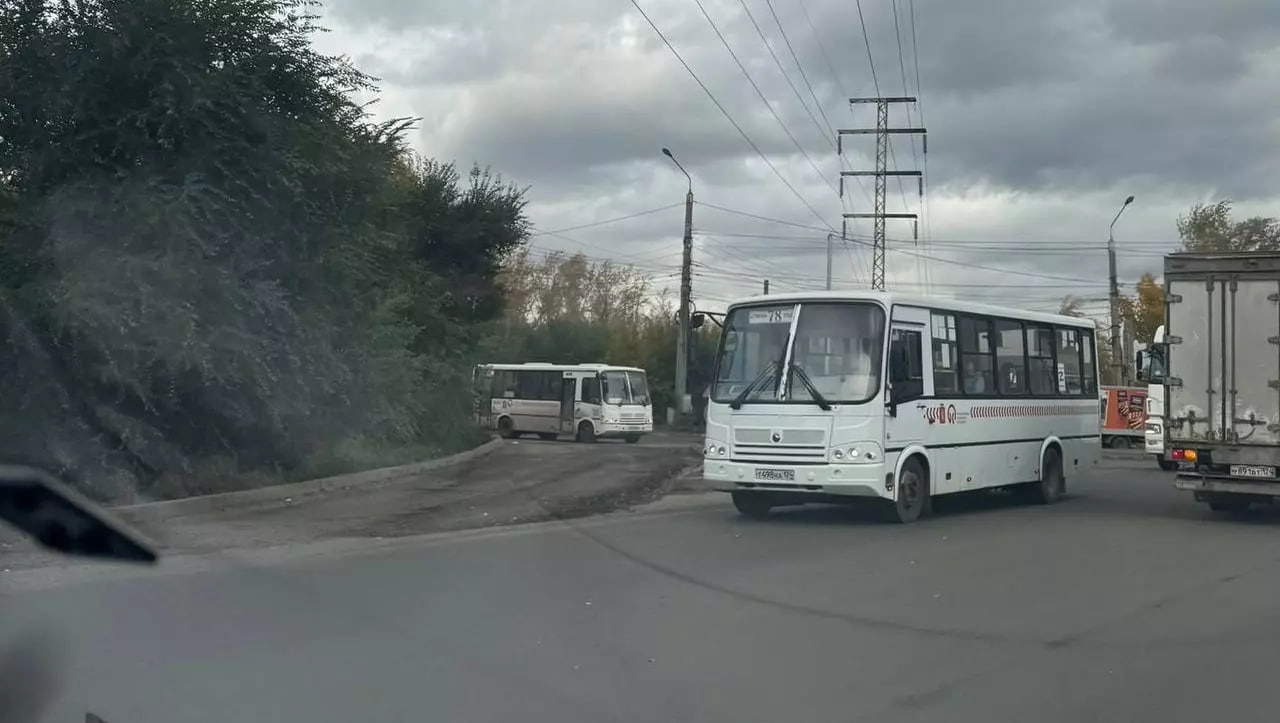 В Красноярске сорвали сроки дорожного ремонта.  На пяти дорожных участках не завершили ремонтные работы в сроки. Прокуратура внесла представления управлению дорог и управлению строительства города.  Как сообщили в ведомстве, сроки ремонта по всем контрактам истекли 15 октября, до этого дня должны были завершить работы на 73 объектах. Не окончено строительство транспортной развязки на Пашенном — объект готов только на 87%. С отставанием устраняются строительные недостатки на переезде через Северное Шоссе.  Против подрядчиков возбудили административные дела за нарушение порядка заключения контракта, организована претензионно-штрафная работа.