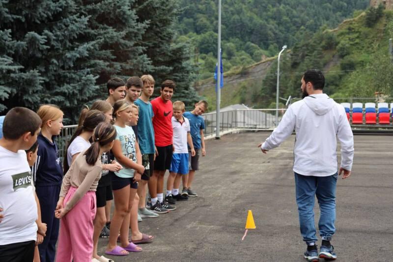 В детском оздоровительном лагере «Аьрзи» Республики Ингушетия созданы все условия для отдыха детей из Токмакского округа В оздоровительном лагере «Аьрзи» в Джейрахском районе завершена подготовка к приёму детей из Токмакского муниципального округа. Об этом сообщила заместитель министра образования Пятимат Угурчиева. В этом году лагерь примет 50 ребят, для которых организована насыщенная программа: экскурсии по местным достопримечательностям, спортивные и развлекательные мероприятия. Инфраструктура лагеря включает мини-футбольное, баскетбольное и волейбольное поля, отапливаемый бассейн, а также благоустроенную площадку для массовых мероприятий. «Мы постарались создать все условия, чтобы дети не только отдохнули, но и укрепили здоровье, нашли новых друзей и получили яркие впечатления», – отметила Пятимат Угурчиева. Лагерь «Аьрзи» традиционно славится живописной природой и современными условиями для активного отдыха. В этом году особое внимание уделено комфортному размещению и безопасности детей.