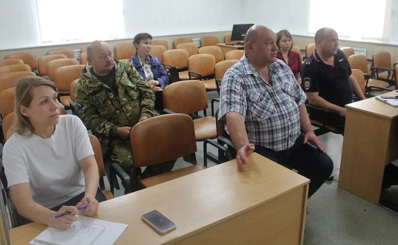 Провёл совещание с сотрудниками Управления охотничьего хозяйства и Службы по охране животного мира и особо охраняемых природных территорий Хабаровского края в связи с ситуацией по обнаружению следов медведя на территории городского кладбища.  В ходе проведённой в прошлую субботу проверки специалистами было подтверждено присутствие медведя на территории кладбища. Также зафиксированы следы повреждения диким зверем одного из захоронений.  Однако по итогам проведённого обследования было отмечено, что захоронение проводилось с нарушениями, что и могло стать причиной выхода животного за пределы лесного массива.  Продолжаем совместно с охотоведами контролировать ситуацию на территории кладбища. В случае, если выходы продолжатся, у компетентных органов имеются все необходимые разрешения на отстрел животного, чтобы предотвратить его встречу с людьми.  Уважаемые жители Советско-Гаванского района! Прошу сохранять спокойствие и временно воздержаться от посещения кладбища и прилегающей к нему территории.     Подписаться     Прислать Новость