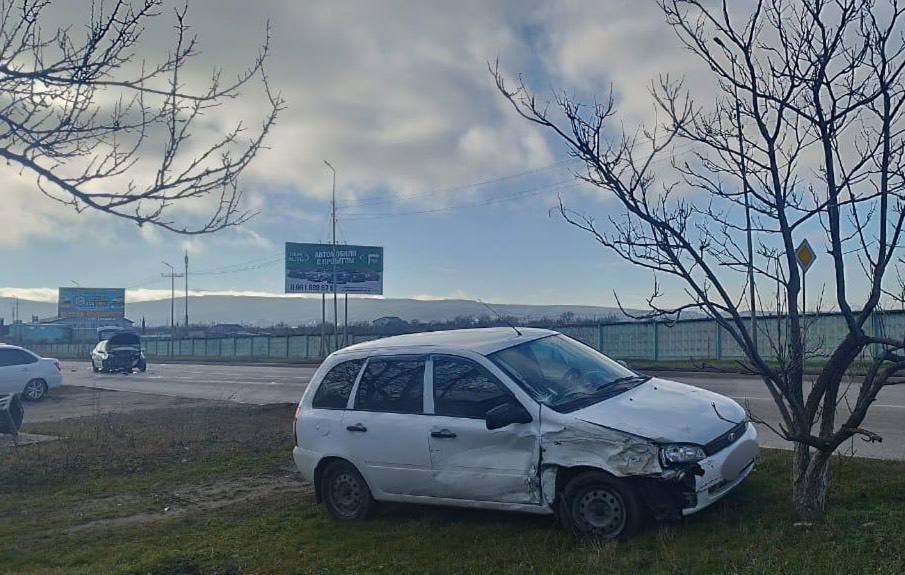 Водитель получил травмы в ДТП в Минеральных Водах  В Минеральных Водах 21 декабря примерно в 13:30 водитель легкового автомобиля «Лада-Гранта» столкнулся с «Ладой-Калиной».  Водитель «Калины», 56-летний местный житель, с травмами госпитализирован в Минераловодскую больницу. Более тяжких повреждений удалось избежать благодаря ремню.  Как сообщили в Госавтоинспекции Ставрополья, 24-летний водитель «Гранты» злостным нарушителем ПДД не является, имеет водительский стаж шесть лет.