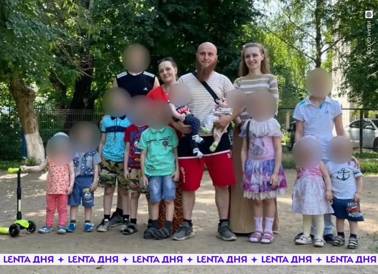 Дочь многожёнца Ивана Сухова обвинила его в сексуальных домогательствах. Старшая дочь многожёнца Ивана Сухова Анна пришла на шоу «Пусть говорят» и обвинила отца в домогательствах. По её словам, до 14 лет она жила с матерью, но та, заподозрив девочку в курении, отправила её к отцу на перевоспитание. В один из дней Иван, по словам дочери, взял её с собой на отдых и заставил прикасаться к нему. На тот момент ей было 13 лет. Кроме того, это повторилось спустя два года. Тогда он сказал ей: «Достойная жена из тебя не выйдет, поэтому хотя бы будешь всё уметь и правильно делать». Анна добавила, что спустя месяц после случившегося мужчина заявил, что дочь придумала эту историю. Сам Сухов утверждает, что все обвинения в его адрес сфабрикованы.