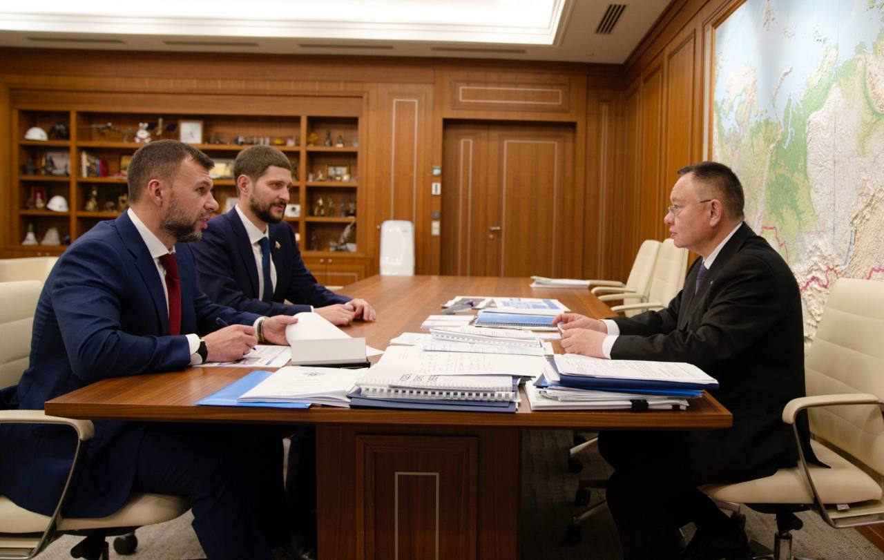 Глава Минстроя РФ Файзуллин провёл рабочую встречу с Пушилиным Обсудили ключевые вопросы связанные с текущей ситуацией с водоснабжением в ДНР подготовкой и прохождением отопительного периода восстановлением инфраструктуры и жилищному строительству Во встрече также принял участие сенатор РФ от ДНР Волошин В текущем году в рамках программы восстановления и социально экономического развития ДНР осуществляется реализация 15 объектов инфраструктуры в том числе 7 сетей водоснабжения 5 сетей водоотведения и 3 сетей теплоснабжения сообщили в Минстрое РФ