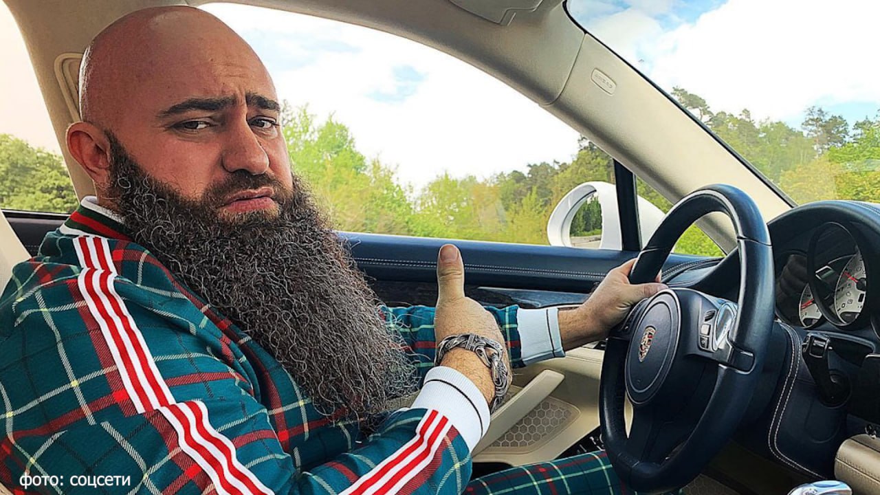 Бьюти-блогера Юрия Алтуняна с двумя миллионами подписчиков арестовали в Москве. Его обвиняют в распространении порнографии. У пластического хирурга свой медцентр в Москве, там он проводит косметические операции, одна из которых — коррекция губ. В своём запретграме он выставлял ролики с отзывами клиенток и посты с лайфхаками для девушек. В пятницу Кунцевский суд Москвы отправил его в СИЗО. Алтуняну грозит до шести лет за незаконный оборот порнографии в интернете.