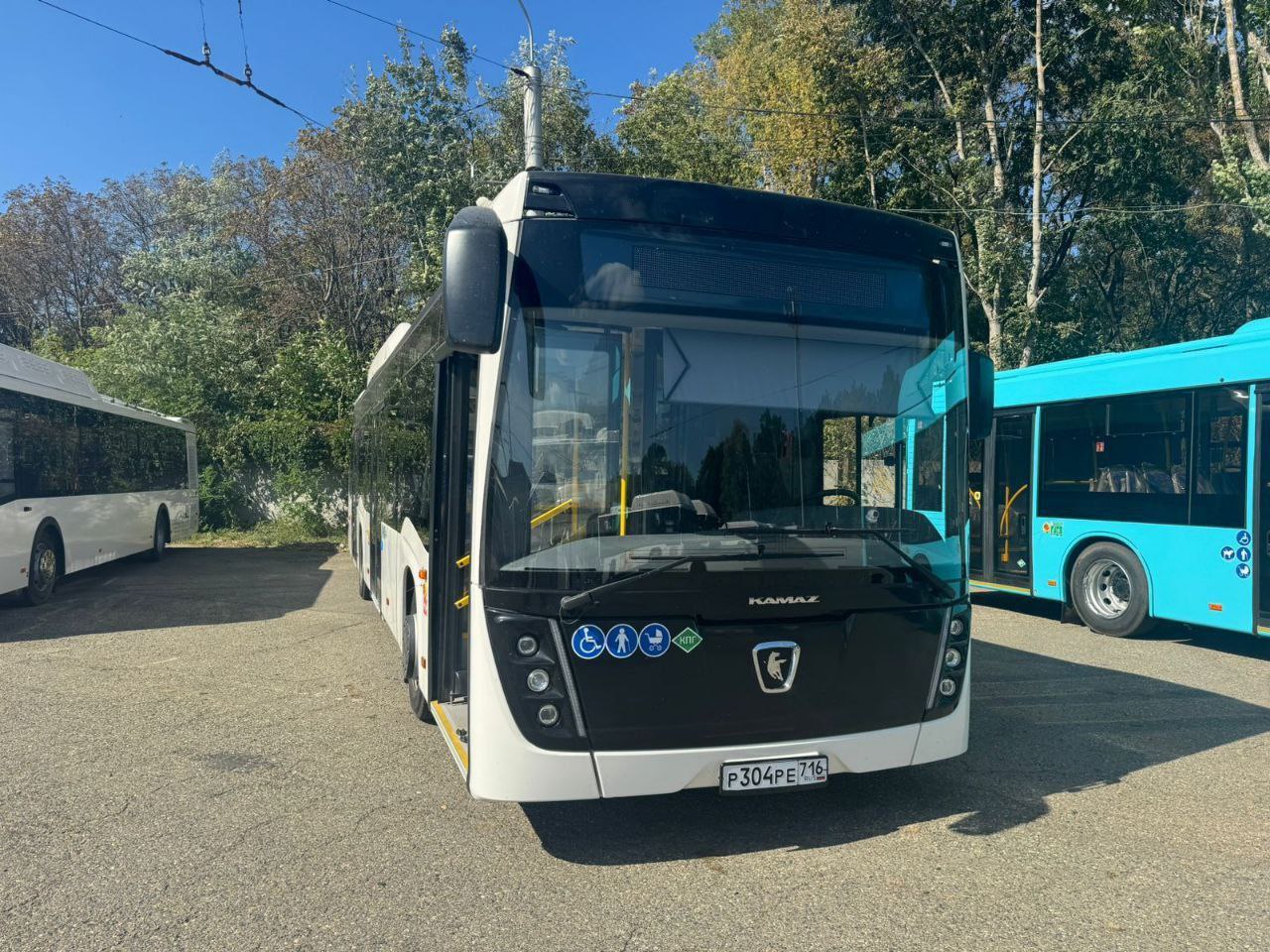 Три новых автобуса в ближайшее время появятся на маршрутах Ставрополя  Они будут обслуживать маршруты №36 и №15.  Все три автобуса – низкопольные, с системой кондиционирования.   Автобусы выйдут на линию после оформления документации, – сообщили в краевом Миндоре.   Телеграм