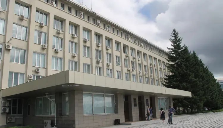 Депутаты Амурской области одобрили проект закона о новом порядке выборов глав Профильный комитет Законодательного собрания Амурской области одобрил проект закона о порядке предварительного рассмотрения губернатором и представления представительному органу муниципального образования кандидатов на должность главы муниципалитета. Законопроект был внесен главой Приамурья в соответствии со статьей 19 Федерального закона «Об общих принципах организации местного самоуправления в единой системе публичной власти», который вступит в силу с 19 июня, сообщили в пресс-службе Заксобрания. Депутаты рассмотрят проект закона в первом чтении 22 мая. В парламенте уточнили, что нормы закона позволят провести выборы мэра Благовещенска по-новому. Срок полномочий нынешнего главы Олега Имамеева избран по конкурсу депутатами гордумы в 2020 году истекает 25 июля. Продолжение