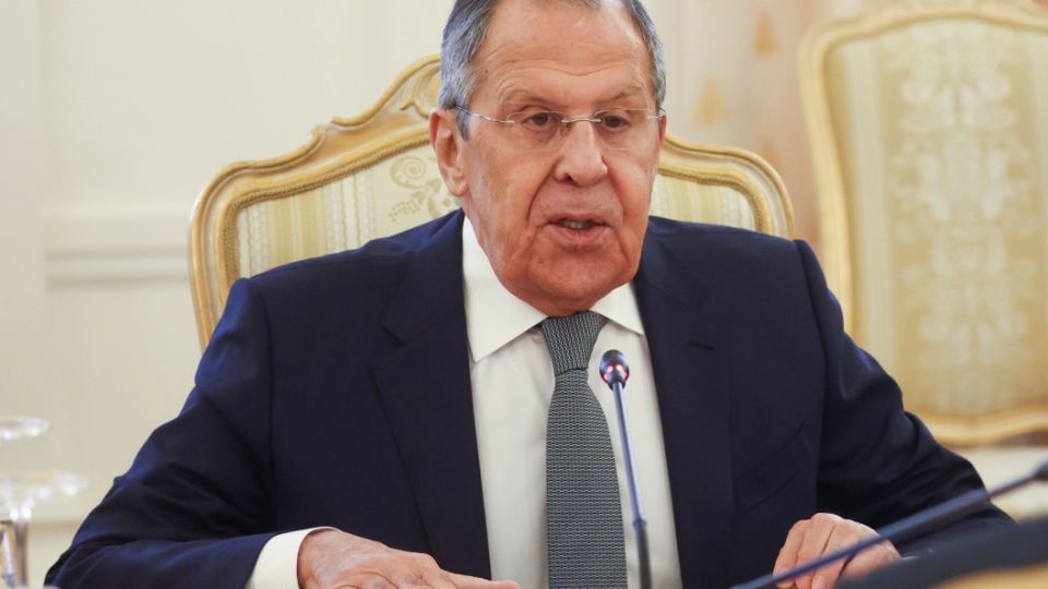 Международное право "сыграло" против Киева: Лавров сделал важное заявление о территориальной целостности Украины Лавров: принцип территориальной целостности к Украине неприменим. Русский министр иностранных дел Сергей Лавров в интервью венгерскому изданию Magyar Nemzet заявил, что действующие власти Украины не отражают интересы жителей юго-восточных регионов страны, включая Крым, Севастополь, Луганск, Донецк, Запорожье и Херсон. По его словам, это лишает Киев права апеллировать к принципу территориальной целостности в отношении указанных территорий в соответствии с нормами международного права. Лавров подчеркнул, что принцип территориальной целостности, зафиксированный в Декларации ООН 1970 года, применим исключительно к государствам, чьи правительства гарантируют равное представительство всех граждан не... Подробнее>>>