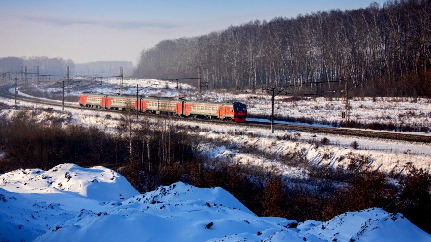 Количество пассажиров в пригородных поездах в Кузбассе выросло на 17,5% в первые два месяца 2025 года   В январе-феврале в пригородных поездах Кемеровской области было перевезено более 467 тыс. пассажиров. Это на 17,5% больше, чем за аналогичный период прошлого года. Рост пассажиропотока обусловлен появлением новых маршрутов и развитием бесконтактных способов оплаты проезда.  Через электронные сервисы за 2 месяца пассажиры приобрели более 113 тысяч билетов  +41% к тому же периоду 2024 года . Чаще всего – на маршруты Новокузнецк – Междуреченск, Новокузнецк – Мундыбаш и Малиновка – Новокузнецк.