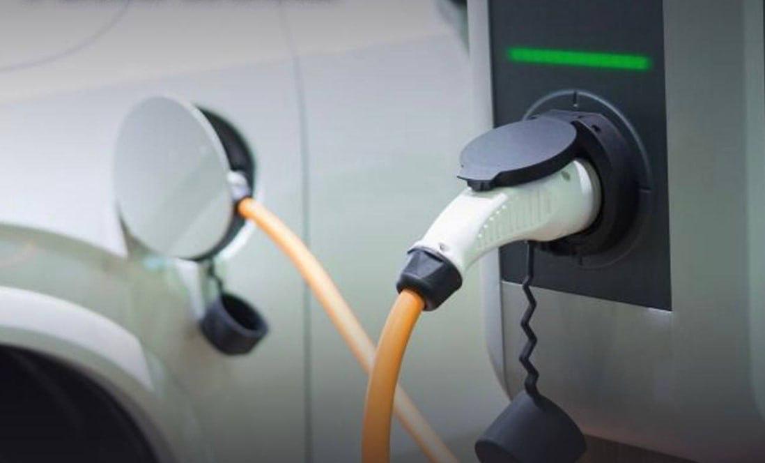 Луганская Народная Республика расширяет сеть зарядных станций для электромобилей К концу 2026 года в республике будет работать 21 такая станция Уже в 2025 м открыли 3 станции в Луганске и Краснодоне ГУП ЛНР Луганскнефтепродукт запланировал запуск ещё одной зарядной станции в южной части Луганска до конца этого года В 2026 м предприятие установит дополнительно 17 электрозарядных станций в других городах республики учитывая растущий спрос на электромобили Министр топлива энергетики и угольной промышленности Константин Роговенко назвал это важным шагом к созданию современной транспортной инфраструктуры Все станции поддерживают международные стандарты зарядки подходящие для европейских японских и китайских автомобилей что делает использование электрокаров максимально удобным для жителей ЛНР