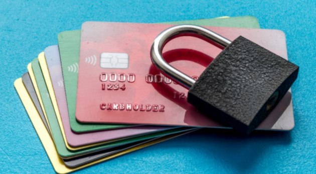 Банкиры и ЦБ обсудили новый пакет антифрод мер ограничение наличных период охлаждения и судьба замороженных миллиардов На форуме Кибербезопасность в финансах замминистра внутренних дел Андрей Храпов предложил ввести период охлаждения и лимит в 50 тыс руб при выдаче наличных в отделениях если есть подозрение что клиент действует под влиянием мошенников Представители банков поддержали идею но директор департамента информбезопасности ЦБ Вадим Уваров признал сложность Трудно формализовать критерии по которым можно будет однозначно определить что человек находится под воздействием мошенников Глава НСФР Андрей Емелин назвал введение лимита спорным так как это лишает гражданина права на распоряжение принадлежащими ему денежными средствами Миллиарды на счетах дропов как вернуть деньги жертвам Участники рынка заявили что на замороженных счетах дропов подставных лиц зависли миллиарды рублей Дропы опасаясь уголовного преследования не приходят за деньгами а вернуть их пострадавшим без суда почти невозможно Руководитель центра экосистемной защиты Т Банка Олег Замирало пояснил дилемму Либо эта история растягивается на год а то и больше либо банк берет на себя юридические риски Сбербанк и некоторые другие банки уже возвращают деньги через механизм Доброй воли НСПК но это по словам Сергея Велигодского с юридической точки зрения не вполне прозрачная процедура Законодательные инициативы дропы и Антифрод 2 0 ЦБ намерен внести в законопроект Антифрод 2 0 норму об ограничении срока нахождения в списке дропов одним годом для тех кто попал туда впервые Банки и МВД поддержали идею дифференциации срока Также обсуждается обязанность банка получателя замораживать подозрительные средства и механизм их досудебного возврата пострадавшим Андрей Емелин сообщил что НСФР уже направил в ЦБ первый драфт законопроекта на эту тему Эксперты предупреждают о рисках Не все предложения находят однозначную поддержку Эксперт Алексей Войлуков указал что банк не может подменять собой суд и правоохранительные органы Он предупредил что ограничения на наличные могут привести к парадоксу ценность и стоимость наличных денег только возрастет на рынке и по сути у нас будет разная стоимость рубля в зависимости от его вида Таким образом поиск баланса между защитой граждан и сохранением их прав продолжается Навигация по каналам  Акции  Облигации  Китай  Трейдинг  Новости  Клуб