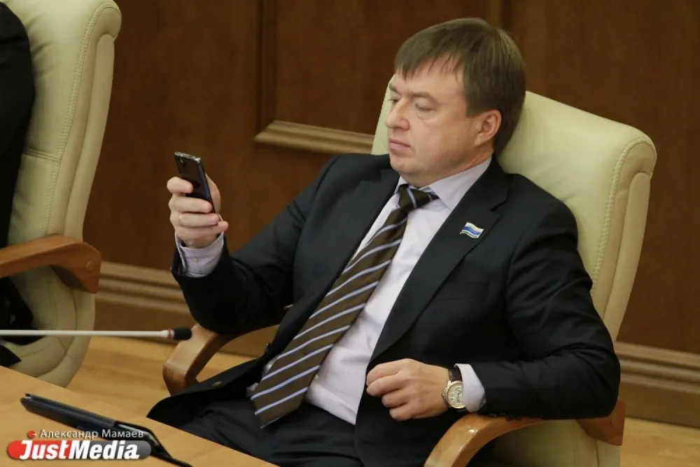Депутат Госдумы Максим Иванов снялся с праймериз Единой России для участия в выборах в ГД по Асбестовскому одномандатному округу Соответствующее заявление он подал в оргкомитет праймериз Ранее по этому же округу подала документы депутат Жанна Рябцева лишившаяся перспективы пройти в Госдуму по партийному списку после выдвижения выпускницы программы Время Героев однокурсницы полпреда Артема Жоги Дарьи Светяш Причиной для такого решения по словам Иванова стало заманчивое предложение по работе Подробности он не уточняет называя только должность более перспективной чем кресло депутата По некоторым данным он может перейти на работу в федеральное правительство или ФАДН возглавляемое его протектором Игорем Бариновым Мы в Max Мы в VK Мы в Дзен