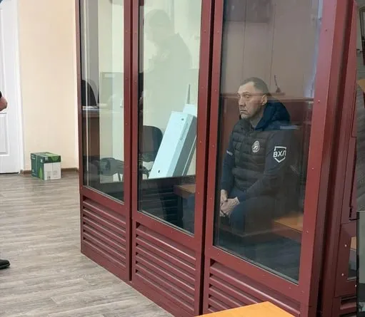 Экс директора хоккейной школы Спартаковец отправили в СИЗО Владимир Каримов будет под стражей до 21 июня По версии следствия он получил от руководителя одной из организаций взятку в виде бесплатного пользования автомобилем премиум класса Он в свою очередь предоставлял право пользования ледовой ареной без внесения арендной платы Ленинский районный суд Екатеринбурга   Подпишись на КП Екатеринбург Мы в Max