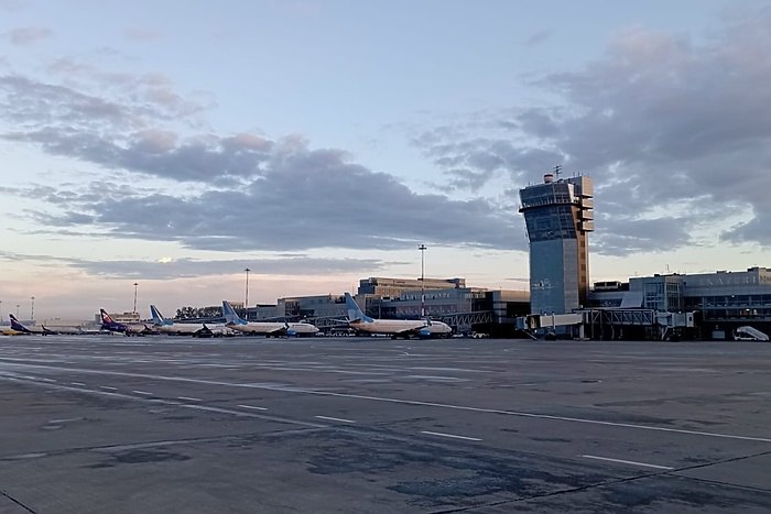 Иногородний пассажир на полмесяца улетел за решетку за пьяный дебош в Кольцово Сотрудники Линейного отдела МВД России в аэропорту Кольцово задержали и привлекли к административной ответственности за нарушение общественного порядка 49 летнего жителя Воронежа сообщили накануне в пресс служба УТ МВД России по УрФО В врскресенье 21 декабря в дежурную часть ЛОВД Кольцово поступило сообщение что в терминал А внутренние рейсы прим Uralweb требуется наряд полиции Причиной обращения как выяснили прибывшие на место транспортные полицейские стало поведение одного из мужчин Он выражался грубой нецензурной бранью и на замечания окружающих не реагировал По внешним признакам дебошир был пьян После того как гражданин не среагировал и на требования полиции прекратить буянить он был задержан и доставлен в дежурную часть ЛОВД От освидетельствования на установление состояния опьянения нарушитель отказался uralweb ru