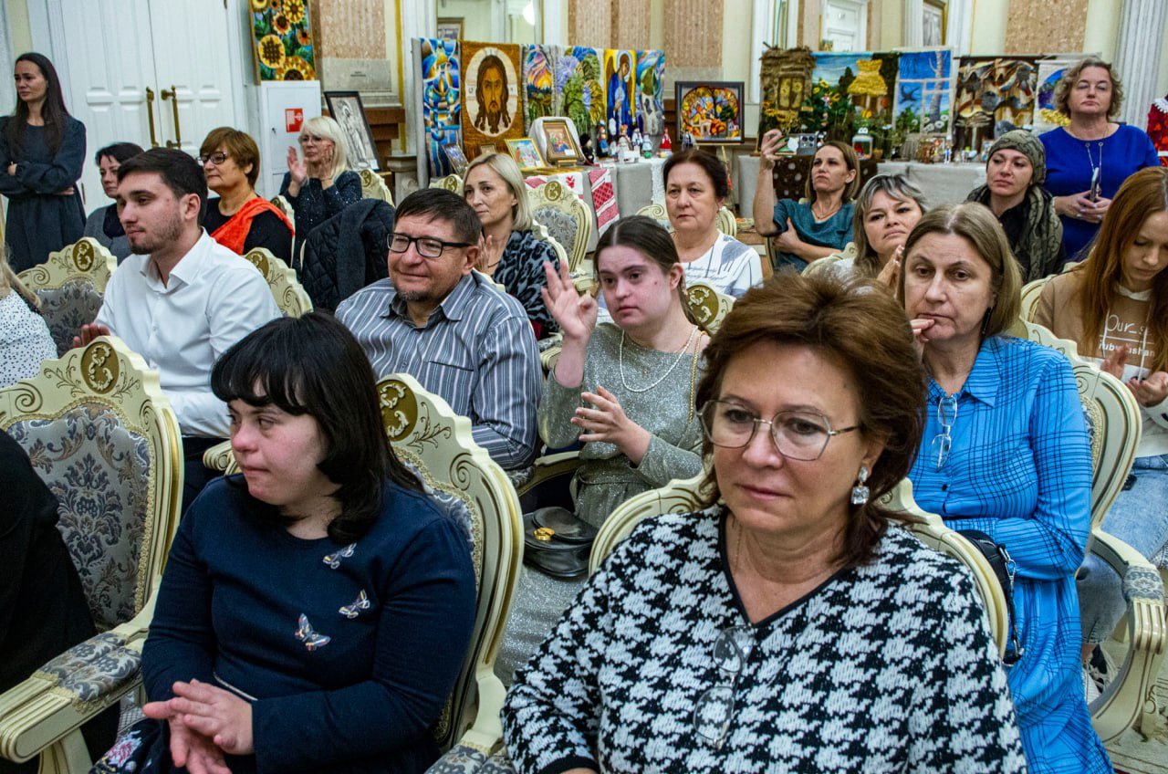 В Краснодарском крае завершился фестиваль художественного творчества «Мы есть у тебя, Россия!»  Мероприятие проводят в рамках краевой госпрограммы «Доступная среда» уже более 20 лет. В этом году из муниципалитетов поступило более 200 заявок на участие. В финальном концерте в «Екатерининском зале» Краснодара выступили свыше сотни лауреатов.  – Все эти годы мы активно поддерживаем людей с ограниченными возможностями здоровья, помогаем им в социально-культурной реабилитации, адаптации в обществе и продолжении творческого пути. Проект «Мы есть у тебя, Россия!» познакомил нас с талантливыми, целеустремленными и смелыми людьми со всего края. Глядя на них, можно убедиться, что никакие ограничения не смогут препятствовать настоящему таланту, – сказала министр культуры Краснодарского края Виктория Лапина.