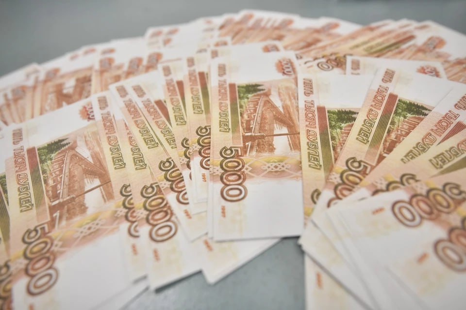 В Беловодском районе местный житель украл из магазина 250 тысяч рублей В Беловодском районе ЛНР сотрудники правоохранительных органов задержали злоумышленника, подозреваемого в краже из магазина. Мужчина, взломав замок, незаметно проник в торговую точку в селе Новолимаревка и похитил 250 тысяч рублей. Сотрудники уголовного розыска местного отдела полиции провели оперативные мероприятия, в результате которых установлен личность подозреваемого – им оказался 35-летний мужчина, уже имеющий судимость. Он признался в содеянном во время допроса. Теперь мужчина ответит перед судом за совершение кражи. Задержанному грозит реальный срок.