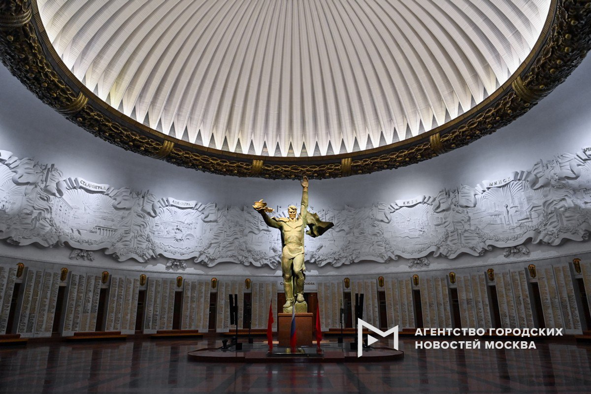 Школьники 30 октября смогут бесплатно посетить Музей Победы Ребят ждут экспозиции включая новую выставку Путь к Победе созданную к 80 летию окончания Великой Отечественной войны а также проекты Семейные реликвии и Легенды советского кино Для гостей организованы бесплатные экскурсии а после 18 00 можно самостоятельно изучить архивные материалы на инфопорталах музея Подпишись на Агентство Москва Мы в МАХ