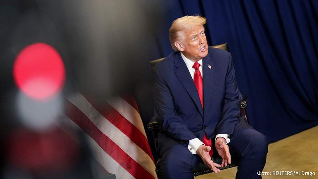 Трамп заявил о возможном расследовании Минюстом США в отношении экс директора ФБР Кристофера Рэя по поводу подозрения во внедрении 274 агентов ФБР в толпу мятежников во время штурма Капитолия Американский президент считает что министерство юстиции США уже могло начать расследование в отношении деятельности бывшего директора ФБР Я думаю что они Минюст США прим ред это делают Я думаю что большая часть его Кристофера Рэя Ред службы была очень неуместной ответил Трамп в интервью телеканалу NBC News на соответствующий вопрос Напомним Трамп обвинил ФБР в размещении 274 агентов в гражданской одежде среди толпы во время беспорядков в Капитолии в 2021 году Об этом пишет New York Post Подписаться на РЕН ТВ МАХ Отправить новость