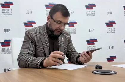 Пушилин проконтролировал ход подготовки к 9 Мая в Макеевке Глава Донецкой Народной Республики Денис Пушилин проверил, как идут подготовка к 9 Мая и ремонт школы №56 в Макеевке. Ранее он давал указания местным властям по этим вопросам. Местные жители обращались к Пушилину с просьбой восстановить территорию братской могилы советских воинов и убрать стихийную свалку неподалеку. В ходе телефонного разговора с мэром Макеевки Владиславом Ключаровым выяснилось, что памятник уже покрашен и отремонтирован, прилегающая площадь благоустроена, а мусор вывезен.