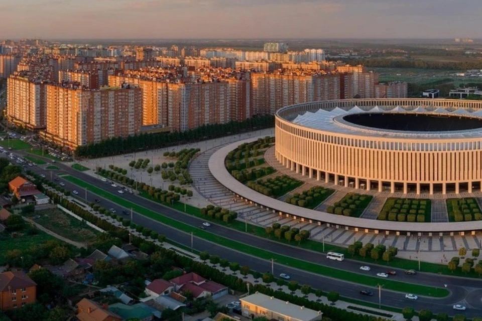 Абонементы «Краснодара» взлетели в цене: до 80 тысяч за сезон ФК «Краснодар» объявил цены на абонементы. И тут без шока не обошлось — в некоторых секторах билеты подорожали в два раза. Центральные трибуны: с 60 до 80 тысяч Сектор 209: с 35 до 70 тысяч Популярные 107, 208 и прочие: с 16 500 до 23 000 Фан-сектор: с 6 до 10 тысяч В среднем прирост — от 20 до 60%. Продление — сначала для старых владельцев, потом для «клубников», с 16 июня — всем. Осталось решить одно: идти на стадион или смотреть по ТВ.