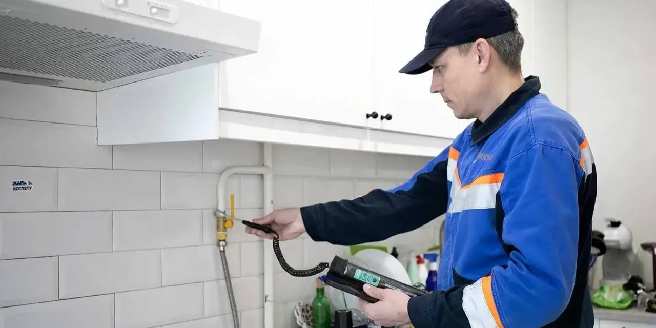 36 500 газовых плит проверили в Западном округе В ЗАО за январь март 2026 года проверили 36 500 газовых плит По Москве за тот же период обследовано почти 400 тысяч приборов более 22 от всего газифицированного жилого фонда Заместитель Мэра Москвы Пётр Бирюков Вопросы газовой безопасности находятся на особом контроле ежегодно проводим плановое техобслуживание всего газифицированного жилого фонда столицы В Москве газом пользуются более 1 8 млн семей Ответственность за состояние плиты и её замену несёт собственник или наниматель жилья График проверок публикуется заранее На сайте АО МОСГАЗ На информационных стендах в подъездах и во дворах При обнаружении мелких неполадок специалисты устраняют их на месте Серьёзные нарушения фиксируются с выдачей рекомендаций по ремонту и дальнейшей эксплуатации Подробнее в материале