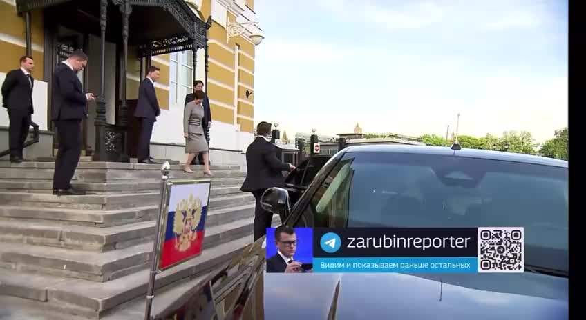 Вдова Абэ переехала в Большой Театр на автомобиле Путина