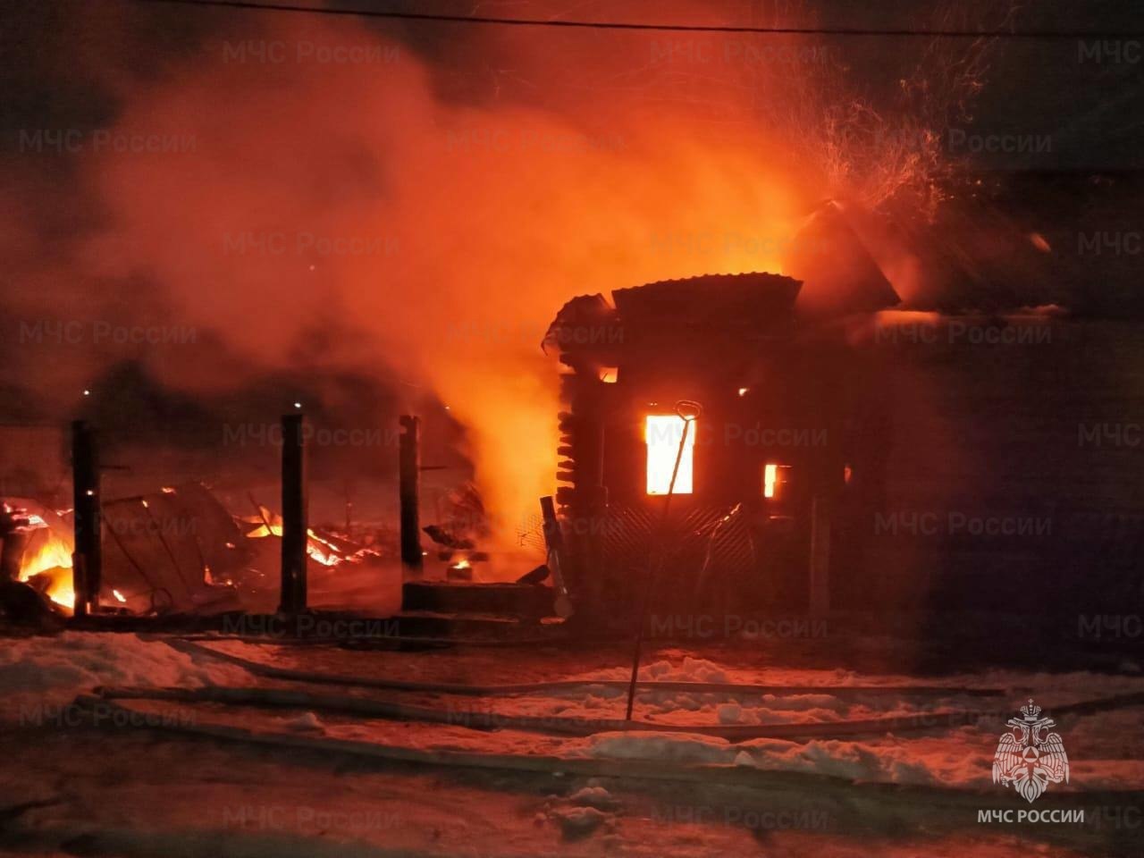 Пенсионер погиб во время пожара в селе Карамышево. Пламя уничтожило бревенчатый дом и расположенные рядом хозяйственные постройки.