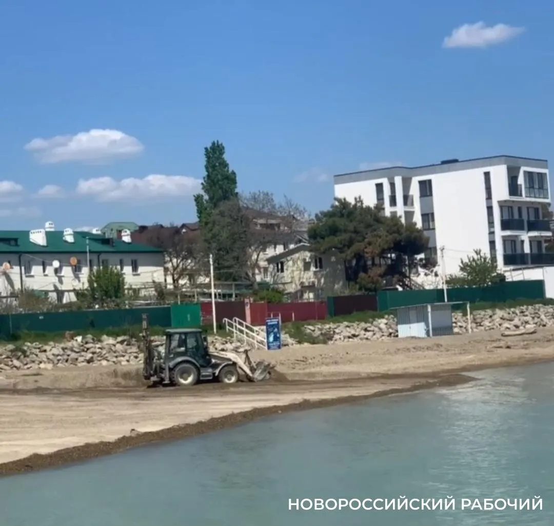 НР ЖКХ Вначале очистить а потом ровнять По пляжу в пригороде Новороссийска прошелся трактор Перед выходными у новороссийцев вызвал возмущение видеоролик появившийся в соцсетях Автор запечатлела как на пляже Мысхако трактор ровняя поверхность в том числе сбрасывает в море береговой мусор Видно как мелкие отходы плавают вблизи от берега Горожане были возмущены этим В управлении по курортам и туризму объяснили происходящее тем что пользователь рекреационной зоны Мысхако выполняет планировку территории перед курортным сезоном расчищает площадку от камней нанесенных в зимний период Уборка рекреационной зоны производится пользователем несколько раз в неделю мусор выброшенный морем оперативно собирается утверждают в администрации Тот мусор что скопился на буне прибило штормом и его оперативно уберут пообещали в администрации Жительница Мысхако в местном чате подтвердила что подобным образом планировку делают каждый год Участники чата считают что вначале пользователю все таки следовало убрать отходы а потом ровнять пляж Ведь битые бутылки другое стекло всякие железки уже оказались на дне От них могут пострадать дети ведь именно они купаются у берега novorab official Мы в МАХ