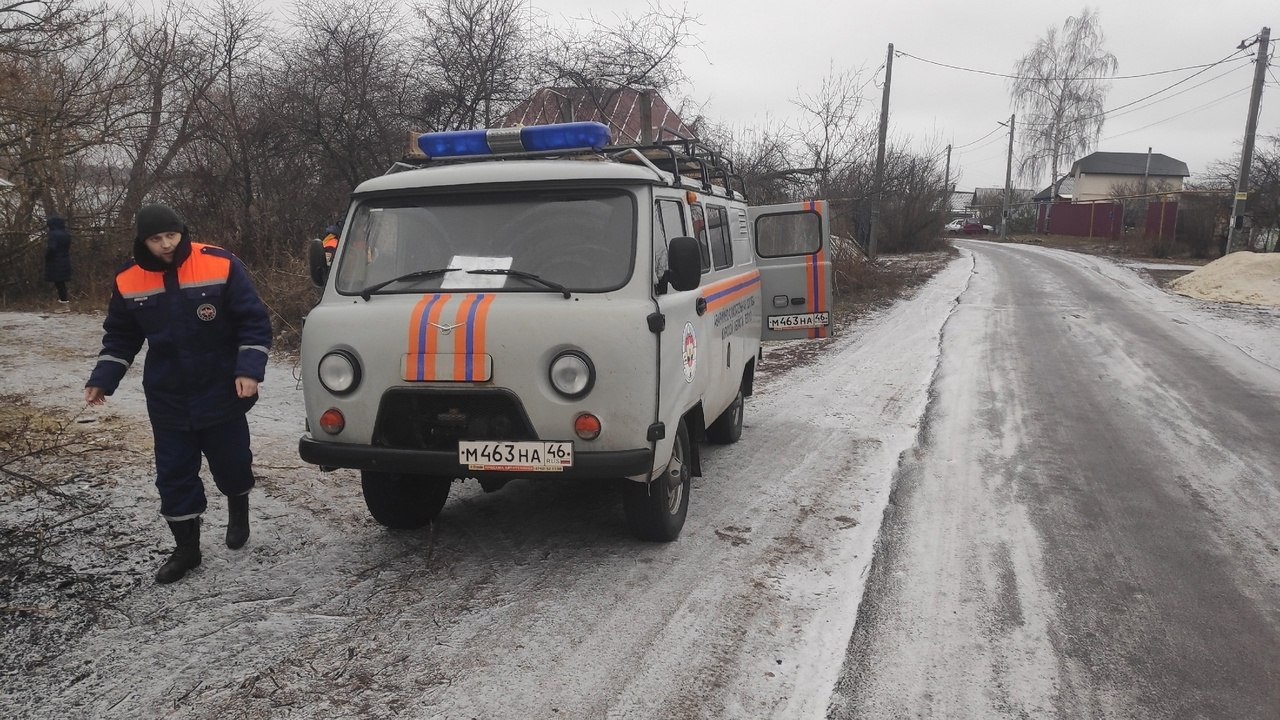 Вмерзшее в лед тело мужчины было обнаружено 15 января на поверхности пруда в деревне Ушаково Курского района. Погибшего извлекли сотрудники Аварийно-спасательной службы области и передали полицейским.  Фото: АСС Курской области  Сейм   Курская область