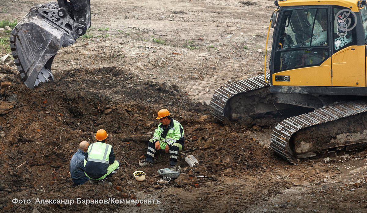 Предложение жилых новостроек на стадии котлована в старых границах Москвы сократилось почти на 43 аналогичная тенденция наблюдается и в других крупных городах Экспозиция по словам экспертов сместилась в пользу объектов на стадии отделки или уже завершенных объектов Тенденция связана с охлаждением девелоперской активности Мотивация покупателей к приобретению жилья на котловане также снижается из за того что такие объекты сейчас часто оказываются дороже уже завершенных Аналитики отмечают что предложения на котловане в Москве и Подмосковье за год подорожали на 18 до 451 тыс руб за кв м Подписывайтесь на Ъ в Telegram в MAX Оставляйте бусты