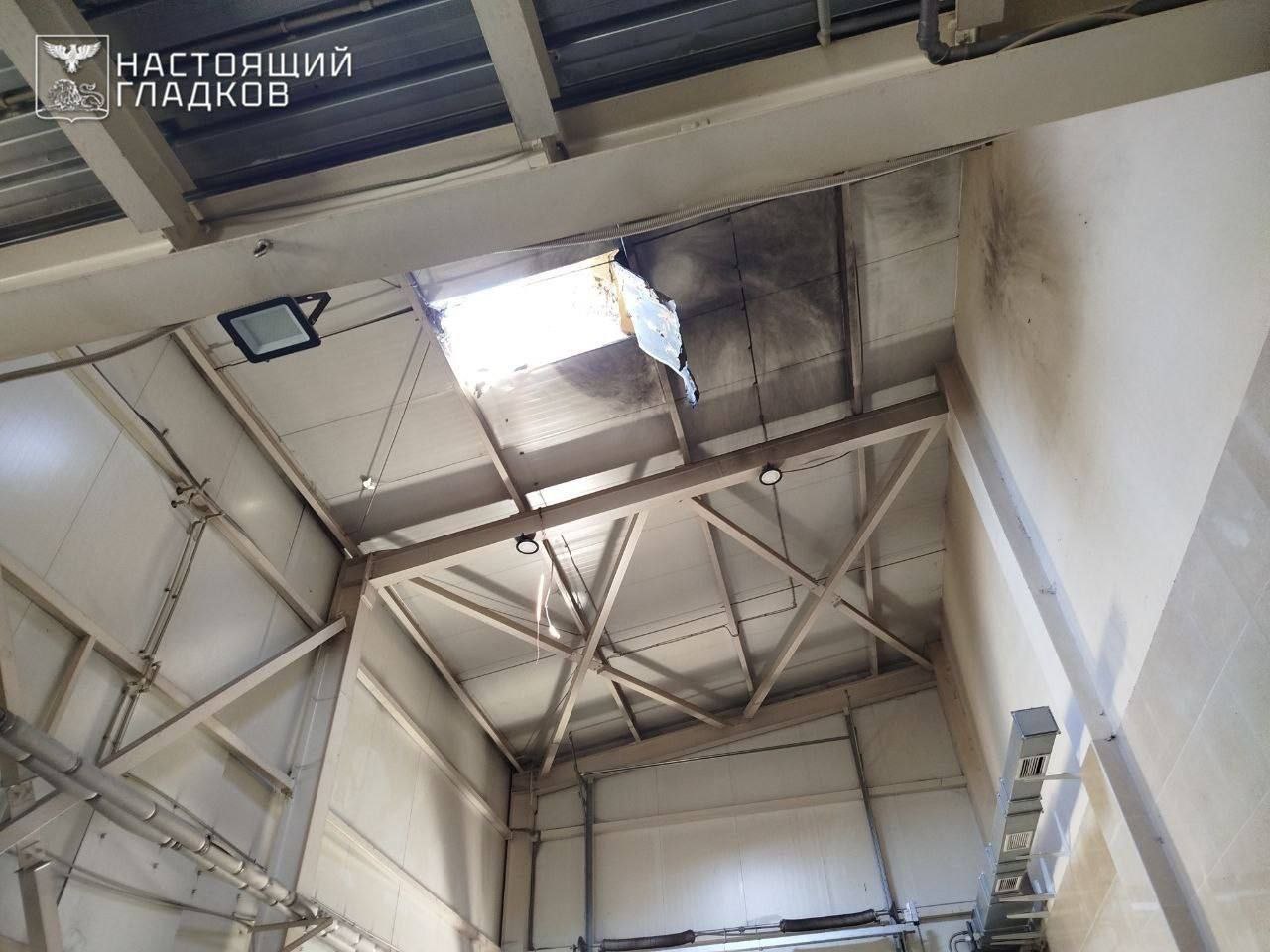 Пять муниципалитетов Белгородской области оказались под ударом ВСУ, аострадал мирный житель, сообщил глава региона Вячеслав Гладков В селе Большетроицкое Шебекинского округа дрон атаковал частный дом. Мужчина, получивший ранения, самостоятельно обратился за помощью в местную больницу. У него диагностировали минно-взрывную и закрытую черепно-мозговую травмы. Повреждены также здания, автомобиль, линии электропередачи.