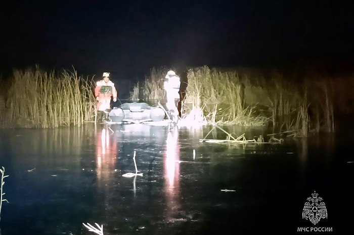 Уралец вместе с 13 летним сыном провалились под лёд во время рыбалки и утонули На пруду Песчаный в Карталинском районе Челябинской области 49 летний мужчина и его 13 летний сын приехавшие на рыбалку провалились под лёд и утонули В пресс службе ГУ МЧС региона уточнили что их тела обнаружили в полынье По предварительным данным 4 декабря около 15 00 отец с сыном приехали на водоём на машине чтобы порыбачить После выезда на связь больше не выходили Машину рыбаков обнаружил на берегу друг семьи и вызвал экстренные службы Обнаружены тела утонувших мужчины 1976 года и мальчика 2012 года рождения Спасатели Локомотивного поисково спасательного отряда обнаружили тела в полынье в ста метрах от берега на глубине около двух метров отметили в ведомстве uralweb ru