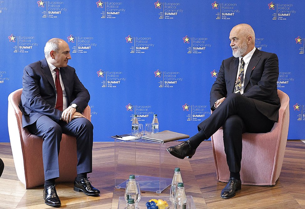 Армения и Албания нацелены на определение перспективных направлений сотрудничества Премьер-министр Никол Пашинян, находящийся в Албании с рабочим визитом для участия в 6-м саммите Европейского политического сообщества, обсудил со своим албанским коллегой Эди Рамой вопросы повестки двусторонних отношений, коснувшись перспектив сотрудничества в различных сферах. Рама отметил что встреча будет способствовать дальнейшему развитию отношений между двумя странами, а Пашинян выразил уверенность в том, что встреча придаст новый импульс дальнейшему сотрудничеству в областях, представляющих взаимный интерес, в том числе укреплению политического диалога. Состоялся также обмен мнениями по региональным вопросам.