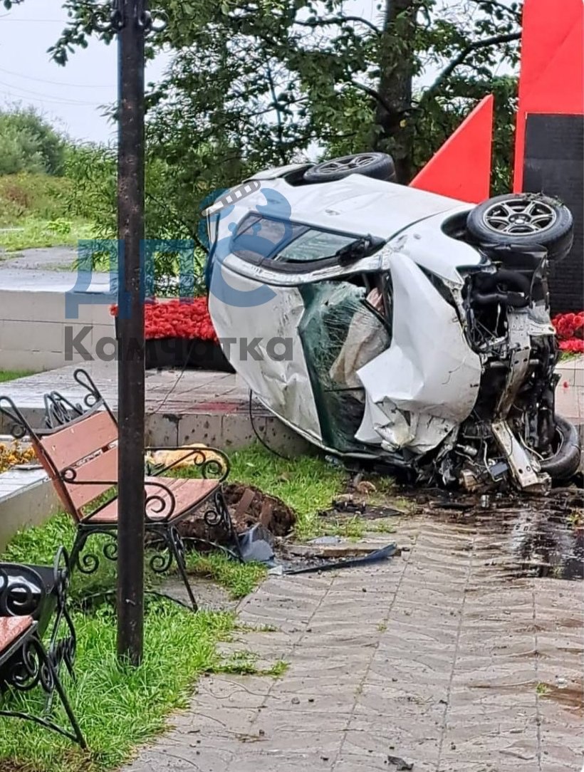 Жесткое ДТП в Термальном Очевидцы сообщают ДПС Камчатка что на улице Ленина седан вылетел к памятнику ветеранам ВОВ и завалился на бок Водитель госпитализирован его состояние пока неизвестно