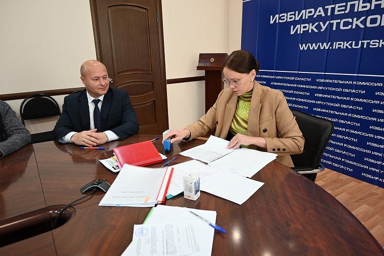 Четвертый кандидат В Избирательную комиссию Иркутской области представил документы для участия в выборах губернатора Виктор Галицков, выдвинутый ЛДПР. Рабочая группа приняла у него документы на выдвижение и выдала разрешение на открытие специального избирательного счета. Кандидату необходимо пройти «муниципальный фильтр»: собрать 239 подписей депутатов представительных органов и глав муниципалитетов, из них не менее 40 должны быть от депутатов и глав муниципальных районов, городских и муниципальных округов при этом подписи должны быть получены не менее чем в 32 городах, районах или муниципальных округах . Напомним, выборы губернатора Иркутской области были назначены на 14 сентября 2025 года. С 15 июня начался период выдвижения кандидатов, который продлится до 18 часов 4 июля. Ранее в облизбирком представили документы о выдвижении Игорь Кобзев «Единая Россия» , Сергей Левченко КПРФ , Сергей Гагаркин самовыдвижение .