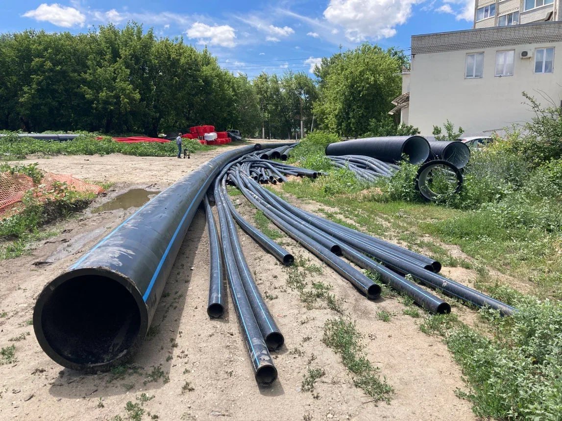 «Саратовводоканал» предлагает 38,6 млн за коллектор в Ленинском районе  МУП «Саратовводоканал» ищет подрядчика для проектирования и строительства напорного коллектора в Ленинском районе.  Исполнителю предстоит до конца года спроектировать и смонтировать коллектор от КНС-«Техстекло» до пересечения проспекта Строителей и улицы Антонова в Саратове. Объект состоит из двух труб диаметром 500 мм и протяженностью по 750 м каждая.  Все эксклюзивы
