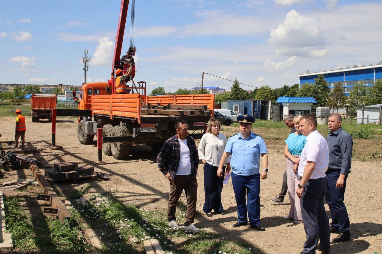 Прокурором Гулькевичского района проведено выездное обследование ремонтных работ на социальных объектах Прокурором Гулькевичского района совместно с главой муниципального образования Гулькевичский район и председателем Совета района, а также представителями подрядных организаций проведены обследования хода проводимых работ на социальных объектах. В ходе обследования возводимого объекта строительства здания зала спортивного крытого специализированного «Центра Единоборств» в г.Гулькевичи, подрядчику указано на низкие темпы строительных работ, которые не соответствуют графикам плановых работ, необходимости увеличения количества работников и строительной техники, своевременной закупке строительных материалов, проведение параллельных строительных работ и иные мероприятия. Также в ходе выезда осмотрены ход и результаты ремонтных работ в 9, 14 и 16 школах, а также в детском саду № 8 и амбулатории села Соколовского. На объектах прошли встречи с подрядчиками. Благоустройство территорий, ремонт фасадов, кровли детского сада и капитальный ремонт амбулатории идут полным ходом. Личный осмотр дал представление о том, что происходит на объектах. Живое общение с подрядчиками и строителями показало действительную картину. Проводимые работы на социальных объектах стоят на особом контроле прокуратуры района.