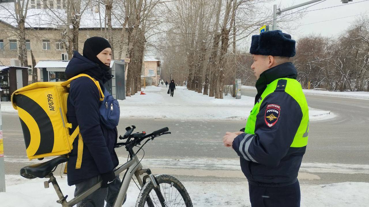 ГАИ взялась за велокурьеров, устраивая разъяснительные рейды по правилам дорожного движения  На переполненных перекрестках города сотрудники объясняют, что штрафы за проезд на красный или прочие нарушения на дорогах не минуют их. Полицейские не устают напоминать о шлемах, фарах и светоотражающих жилетах, которые должны быть на каждом, кто рассекает город на двух колесах.