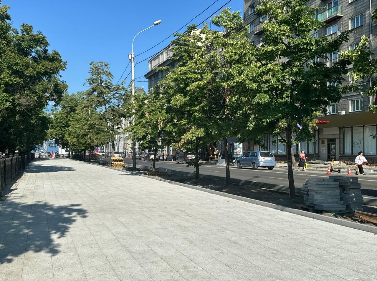 В Новосибирске благоустроили 30 тротуаров. Об этом сообщил мэр города Максим Кудрявцев в своем телеграм-канале. Уже 30 тротуаров мы привели в порядок — на проспекте Дзержинского, улицах Есенина, Советской, Кропоткина, Телевизионной, Комсомольском проспекте, у стадиона «Сибсельмаш» и не только. Ещё 27 участков в работе, а к концу сезона нас ждёт планка в 100+ обновлённых пешеходных зон, – сообщил градоначальник. Мэр отмечает, что подрядчики работают без выходных, чтобы выполнить все раньше срока. #новосибирск