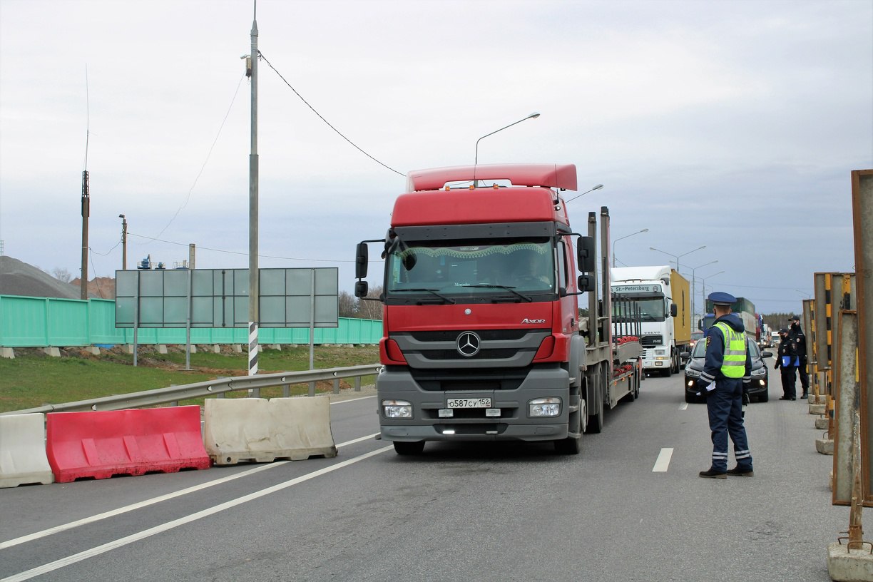 С 1 по 30 апреля в Тульской области ограничат движение большегрузов   Максимально допустимая нагрузка на ось транспортного средства в этот период составит четыре тонны.   Под исключение попадают дорога "Тула - Новомосковск" и участок трассы М-4 "Дон" Москва - Воронеж - Ростов-на-Дону - Краснодар - Новороссийск до Новомосковска.