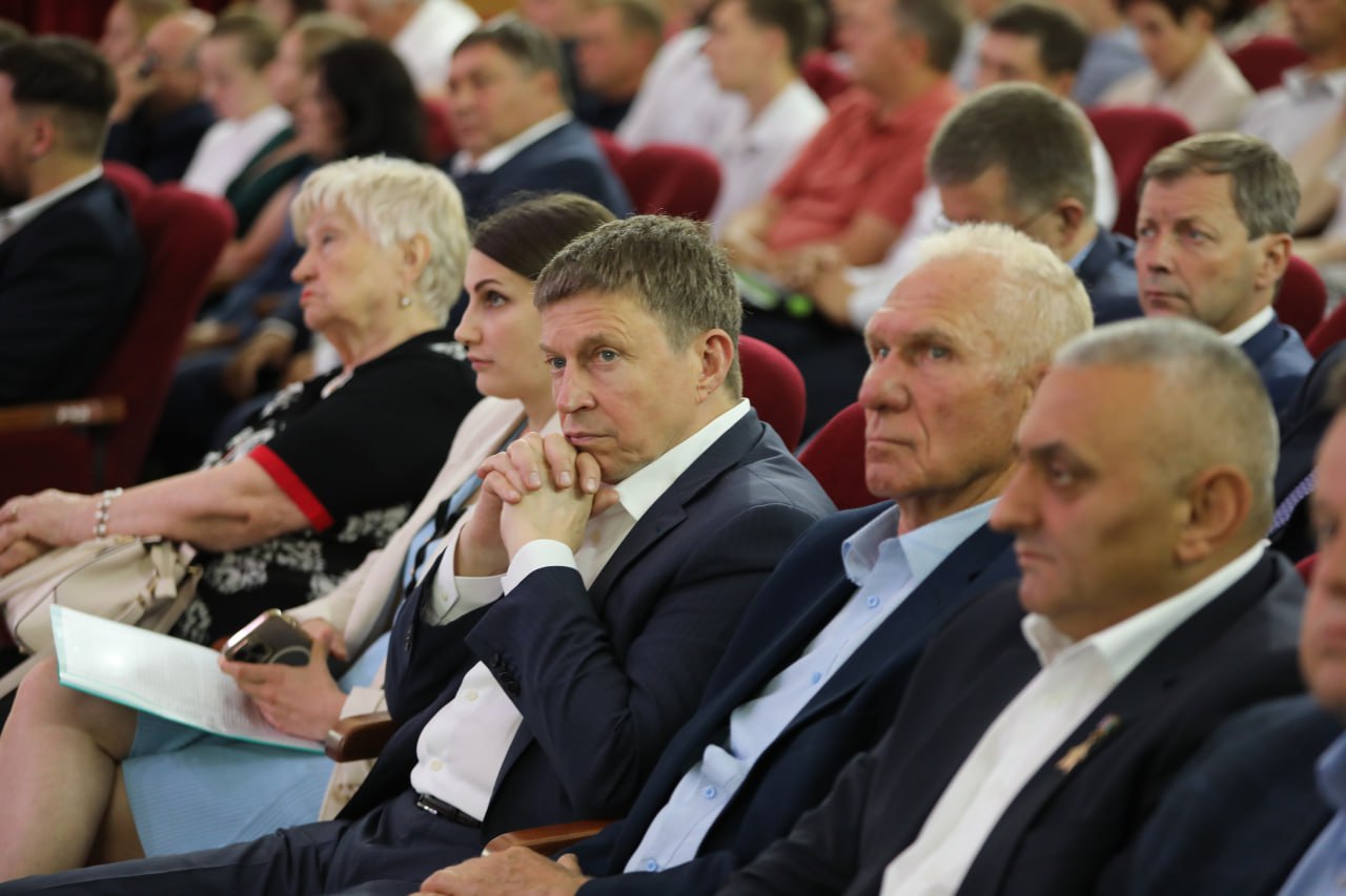 Краснодарский край обратится в Правительство России для пролонгации выплат по кредитам для аграриев Поддержку сельхозпроизводителей обсудили на совещании по уборке озимых колосовых культур, которое провел губернатор Вениамин Кондратьев в Гулькевичском районе. – Аграрии постоянно сталкиваются с вызовами. И природа – один из них. Мы должны использовать все возможности для поддержки ключевой отрасли. В качестве мер финансовой поддержки, направим на агрострахование 410 миллионов рублей субсидий. Выплаты по погибшим посевам можно получать только на застрахованные площади. Кроме того, необходимо рассмотреть возможность поддержать пострадавшие от засухи сельхозпредприятия, чтобы у них была возможность подготовиться к посевной кампании под урожай 2026 года. В целом на развитие агропромышленного комплекса края в 2025 году выделили 15,8 миллиарда рублей. В том числе 5,1 миллиарда – на растениеводство, – сказал Вениамин Кондратьев.