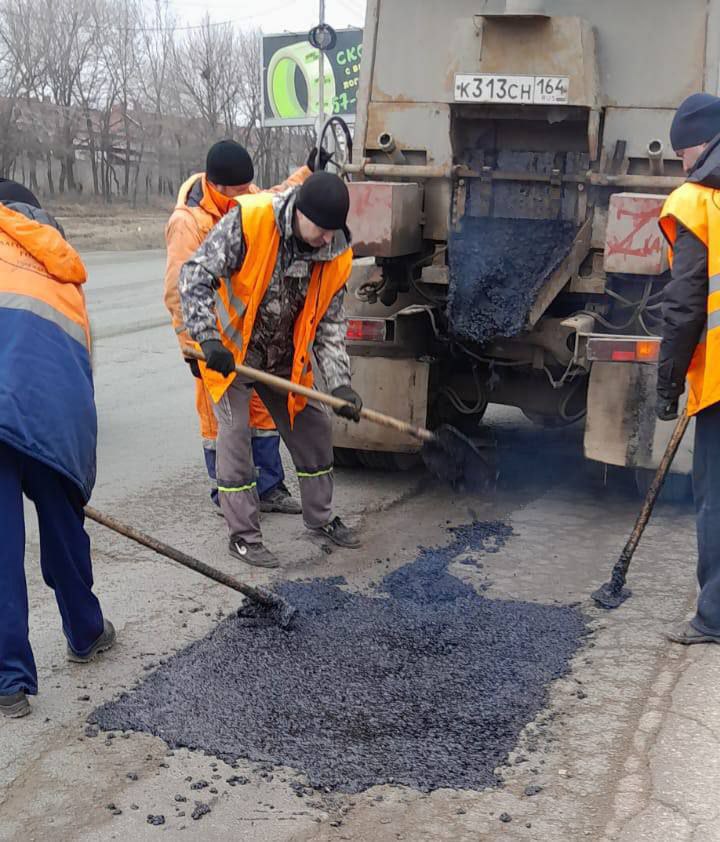 Продолжается текущий ремонт улично-дорожной сети   По поручению и.п. главы города Михаила Исаева коммунальные службы устраняют дефекты для обеспечения беспрепятственного передвижения автомобилистов.   Работы по восстановлению дорожного полотна выполнялись по улицам: Брянская, Миллеровская, Заводская, 2-я Садовая, Разина, Большой Дачный проспект, Астраханская, Усть-Курдюмская, Тархова и др.