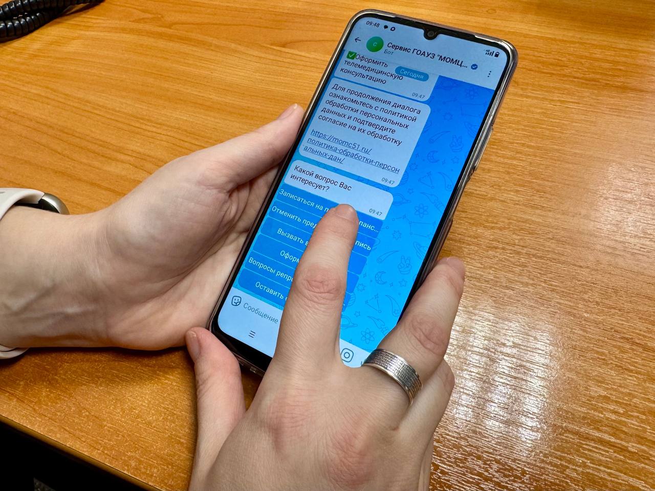 Медицинские чат боты Кольского Заполярья теперь в национальном мессенджере MAX Чат бот Диспансеризация позволяет записаться на диспансеризацию на приём к врачу оформить вызов на дом или получить телемедицинскую консультацию во взрослых поликлиниках Мурманска Помощник Жизнь в руках создан в рамках проекта На Севере малыш и содержит информацию о социальных выплатах и контактах организаций поддерживающих женщин в трудных ситуациях Через него же можно записаться на консультацию к психологу или репродуктологу При этом все сервисы сохранят свою работу и в Telegram