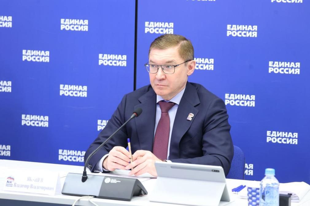 Владимир Якушев При поддержке Единой России построено 1714 школ на миллион мест из них 80 почти на 67 тысяч детей сдали в 2025 году Это позволило защитить права детей и родителей подчеркнул секретарь Генсовета партии Владимир Якушев Новые школы возводят по единым современным стандартам как с точки зрения комфорта так и безопасности соблюдения санитарных и противопожарных норм подчеркнул он на федеральном штабе Единой России и Минпросвещения по ремонту и строительству учреждений образования В таких школах действительно хочется учиться так говорят единороссы и родители когда выезжают на объекты отметил он Якушев назвал также регионы с отставанием по программе строительства школ Среди них Архангельская Астраханская Кировская Новосибирская Иркутская области Карачаево Черкесская Республика Республика Марий Эл Приморский и Хабаровский края Говоря о строительстве детских садов Якушев отметил что с 2019 по 2025 годы введено в эксплуатацию почти 1 7 тысяч объектов Их могут посещать более 248 тысяч детей В прошлом году построено 5 объектов на 1 2 тысячи мест Острота проблемы с очередностью снижена сказал секретарь Генсовета Однако по его словам еще не везде обеспечена шаговая доступность Поэтому в новой редакции народной программы мы обязательно уделим этому внимание заключил он ergosdumaofficial