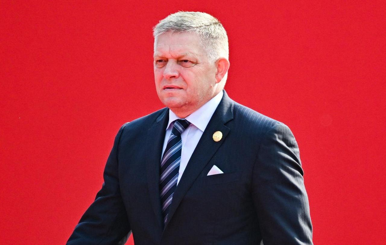 Роберт Фицо обеспокоен психическим состоянием Дональда Трампа утверждает Politico Премьер министр Словакии якобы назвал президента США опасным описывая его поведение при встрече во Флориде В Белом доме назвал новость абсолютно фейковой уточнив что встреча в Мар а Лаго была позитивной и продуктивной Сам Фицо тоже опроверг эту публикацию