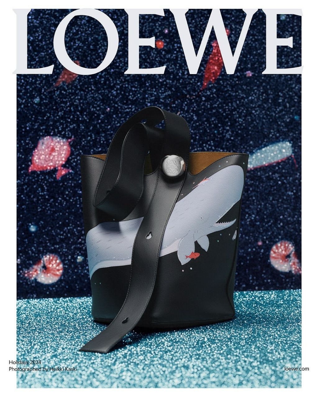 Для праздничной коллекции Loewe снова объединился с японской студией керамики Suna Fujita, основанной семейной парой Шохея Фуджито и Чисато Ямано. Дуэт керамистов вручную расписывает свои изделия, и их рисунки нашли свое место на сумках и аксессуарах бренда.  Loewe и Suna Fujita уже сотрудничали: художники создали уникальные принты для пре-коллекции весна-лето 2024.