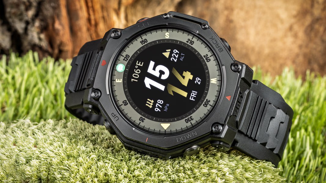 Amazfit обновила линейку T Rex Модель T Rex 3 Pro получила титановый корпус сапфировое стекло двухцветный фонарик с SOS режимом и улучшенную GPS антенну Часы доступны в двух размерах работают до 25 дней без подзарядки и поддерживают более 180 спортивных режимов Цена стартует от 400 долларов 32 500 рублей rozetked me news 41364