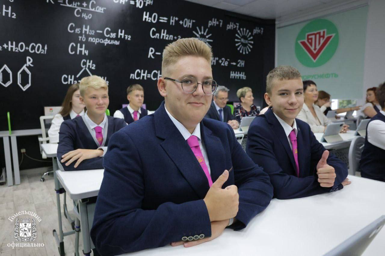 Министерство образования утвердило перечень специальностей для целевой подготовки в вузах Беларуси Это возможность для абитуриентов поступить в вуз по отдельному конкурсу и пройти внутренние вступительные испытания а сразу после выпуска начать работать по выбранной специальности В списке самые актуальные и востребованные направления для экономики нашей страны педагогика медицина инженерия сельское хозяйство Полный перечень специальностей на Национальном правовом портале Контрольные цифры приема в вузы будут опубликованы до 1 апреля а цифры приема на целевые места до 1 мая Набор целевиков осуществляют и вузы Гомельщины где студенты получают качественную образовательную подготовку и направляются на первое рабочее место квалифицированными специалистами