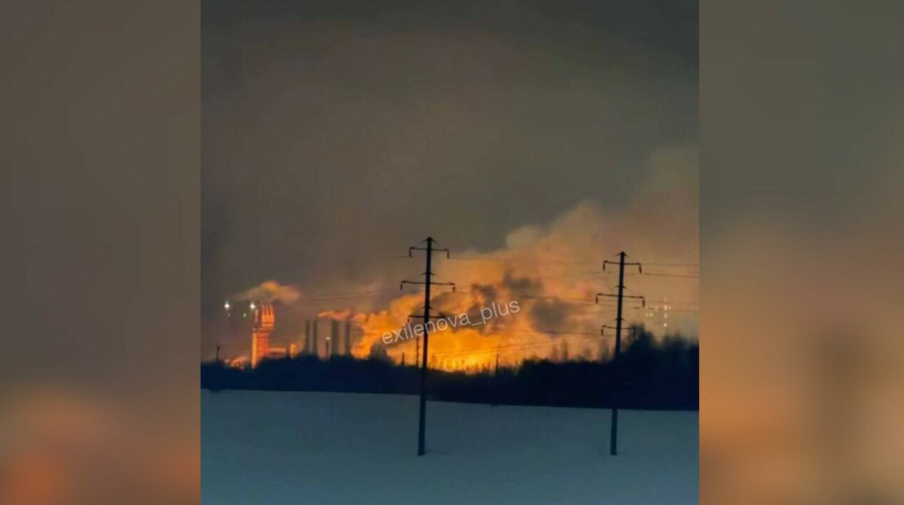 Беспилотники атаковали химзавод в Смоленской области В результате атаки беспилотников на химзавод в Смоленской области погибли четыре человека трое из них спасатели занятия в школах Дорогобужа отменены передает ArbatMedia Беспилотники нанесли удар по ПАО Дорогобуж Данные об этом распространились в региональных и украинских сообществах Пророссийские источники утверждают что жертвами стали как минимум четверо Трое погибших работали в службе спасения Четыре человека доставлены в больницу области с серьезными повреждениями Власти России пока не дали официальных комментариев по поводу случившегося В местной группе Дорогобужа опубликовали информацию об отмене учебного процесса во всех образовательных учреждениях города Прислать новость