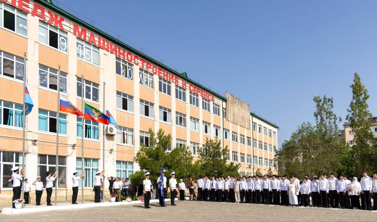 Новых специалистов в сфере морских и речных перевозок будут готовить в Дагестане В Дагестане на базе Каспийского колледжа машиностроения и сервиса им Орджоникидзе начнет работу филиал института морского и речного транспорта им генерал адмирала Апраксина Об этом сообщила пресс служба главы региона Для дагестанских абитуриентов это открывает новые перспективы теперь получить престижные морские профессии можно не уезжая за пределы республики Набор объявлен по трём специальностям судоводитель судовой механик и судовой электрик отметили в пресс службе Отмечается что новое образовательное учреждение позволит сформировать в регионе новую базу для подготовки специалистов морской отрасли Южная служба новостей